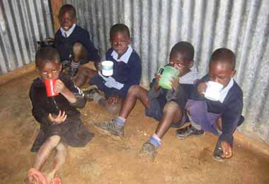 FKC children with drinks